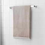 Ręcznik łazienkowy „Brown Lines“. Ręczniki, 70x140 cm. Stylowy jasnobrązowy ręcznik ozdobiony białymi liniami dla elegancji.